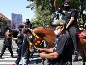 Pasangan Bajo Rival Gibran di Pilkada Solo Daftar ke KPU Naik Kuda Pasangan Bajo Rival Gibran di Pilkada Solo Daftar ke KPU Naik Kuda