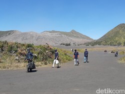 Kemenparekraf Ajak Warga dan Pelaku Wisata Bersih-bersih Bromo