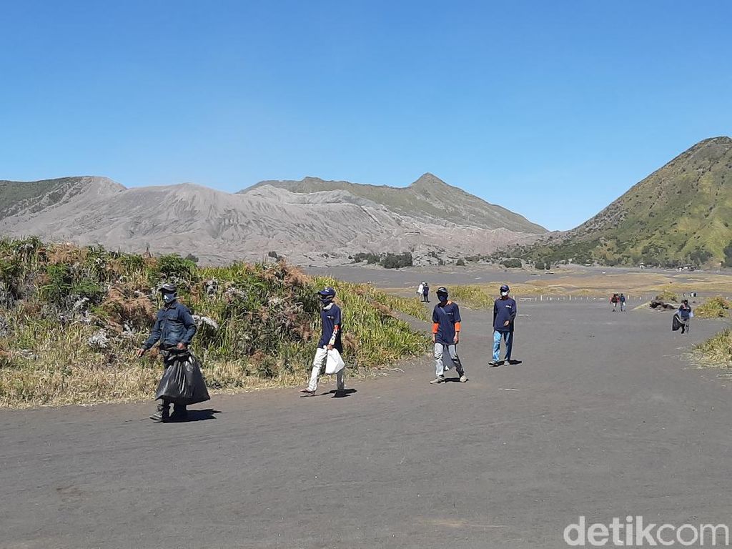 Kemenparekraf Ajak Warga dan Pelaku Wisata Bersih-bersih Bromo Kemenparekraf Ajak Warga dan Pelaku Wisata Bersih-bersih Bromo