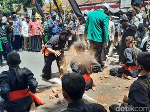 Diramaikan Aksi Silat, Jagoan Gerindra-PKB-PPP Daftar Pilkada Sleman Diramaikan Aksi Silat, Jagoan Gerindra-PKB-PPP Daftar Pilkada Sleman
