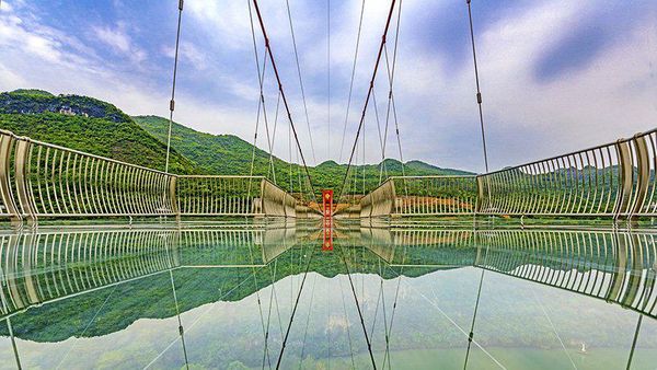 Canggih! China Punya Jembatan Kaca Terpanjang di Dunia