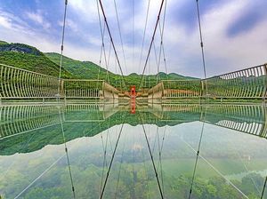 Canggih! China Punya Jembatan Kaca Terpanjang di Dunia