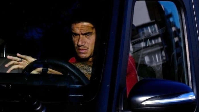 Barcelonas Brazilian midfielder Philippe Coutinho arrives at the Joan Gamper Ciutat Esportiva in Sant Joan Despi near Barcelona for a training session on September 5, 2020. - Barcelona hailed Lionel Messis decision to remain at the club yesterday. Messi said he had been forced to stay because president Josep Maria Bartomeu would not let him exercise a clause in his contract that allowed him to leave for free. (Photo by Pau BARRENA / AFP)