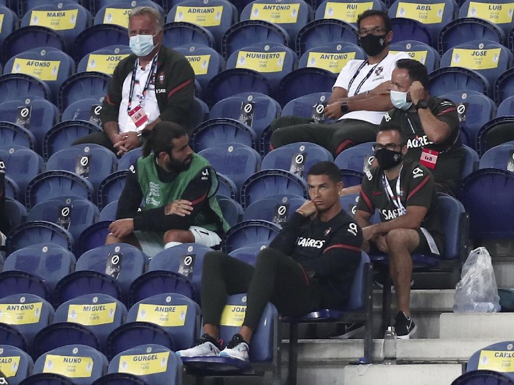 Ronaldo di Bench: Malas Pakai Masker, Makan Pisang tapi Jatuh