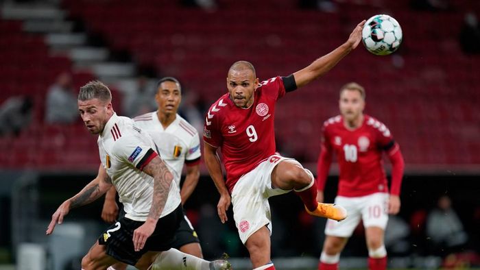 Denmark vs Belgia Belgiums defender Toby Alderweireld and Denmarks forward Martin Braithwaite vie for the ball during the UEFA Nations League football match between Denmark v Belgium on September 5, 2020 in Copenhagen. (Photo by Liselotte Sabroe / Ritzau Scanpix / AFP) / Denmark OUT