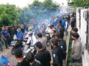 Diiringi Puluhan Bikers, Iye-Awab Daftar Pilwalkot Cilegon ke KPU Diiringi Puluhan Bikers, Iye-Awab Daftar Pilwalkot Cilegon ke KPU