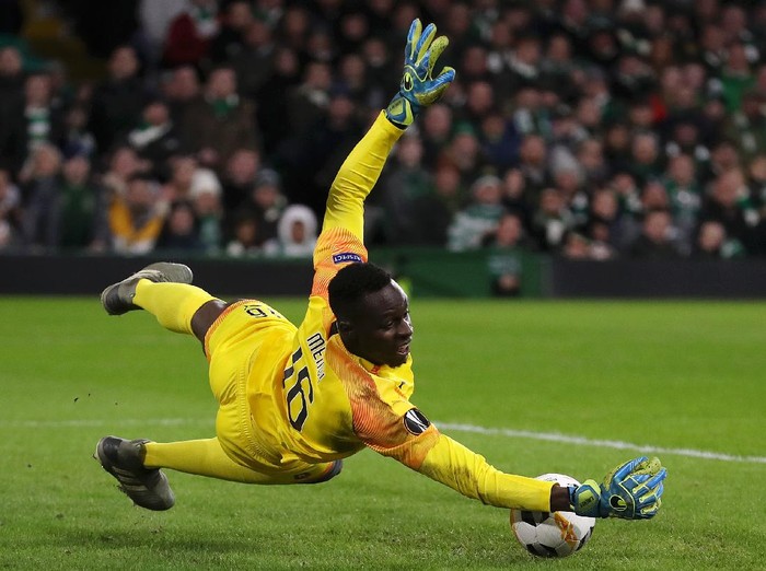 GLASGOW, SCOTLAND - NOVEMBER 28: Edouard Mendy of Stade Rennais FC in action during the UEFA Europa League group E match between Celtic FC and Stade Rennes at Celtic Park on November 28, 2019 in Glasgow, United Kingdom. (Photo by Ian MacNicol/Getty Images)