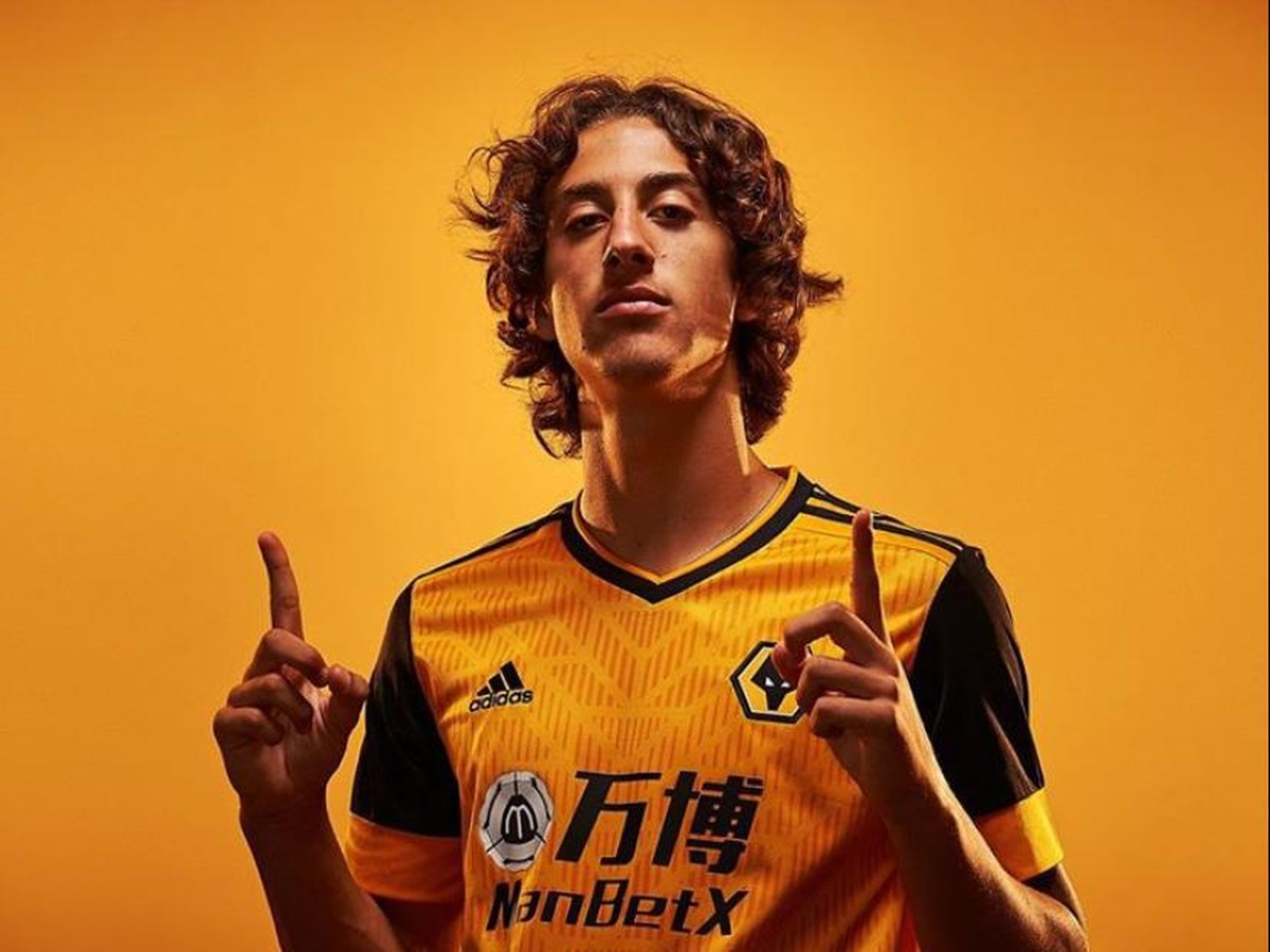 Silva baru saja resmi bergabung dengan Wolverhampton. Foto: Twitter @Silva49Fabio