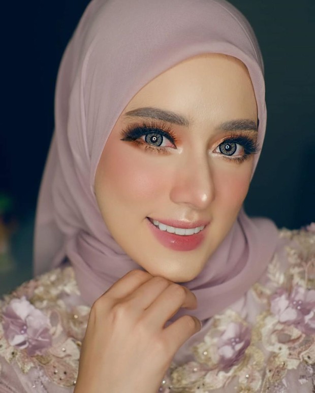 bagian bibir, alis dan pipi yang dibuat merona menjadi satu kesatuan yang pas untuk look flawless
