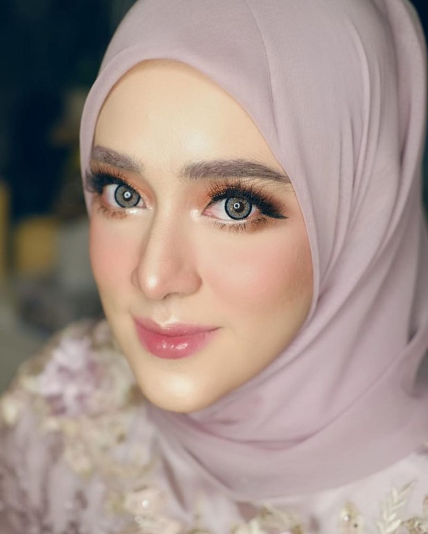 primer dan foundation yang menyatu sempurna menjadi kunci makeup tanpa cela ini