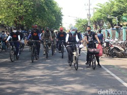 Gubernur Khofifah Gowes Sambil Bagi Masker ke Warga Sidoarjo