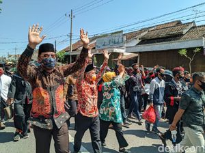 Diiringi Belasan Reog, Ipong-Bambang Jalan 1,6 Km Daftar ke KPU Ponorogo