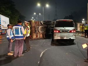 Video Detik-detik Truk Terguling Dihantam Alphard di Tol JORR