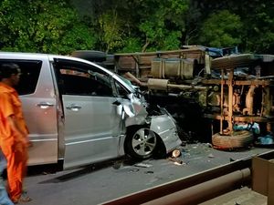Alphard Menghantam Truk Terguling di Tol JORR