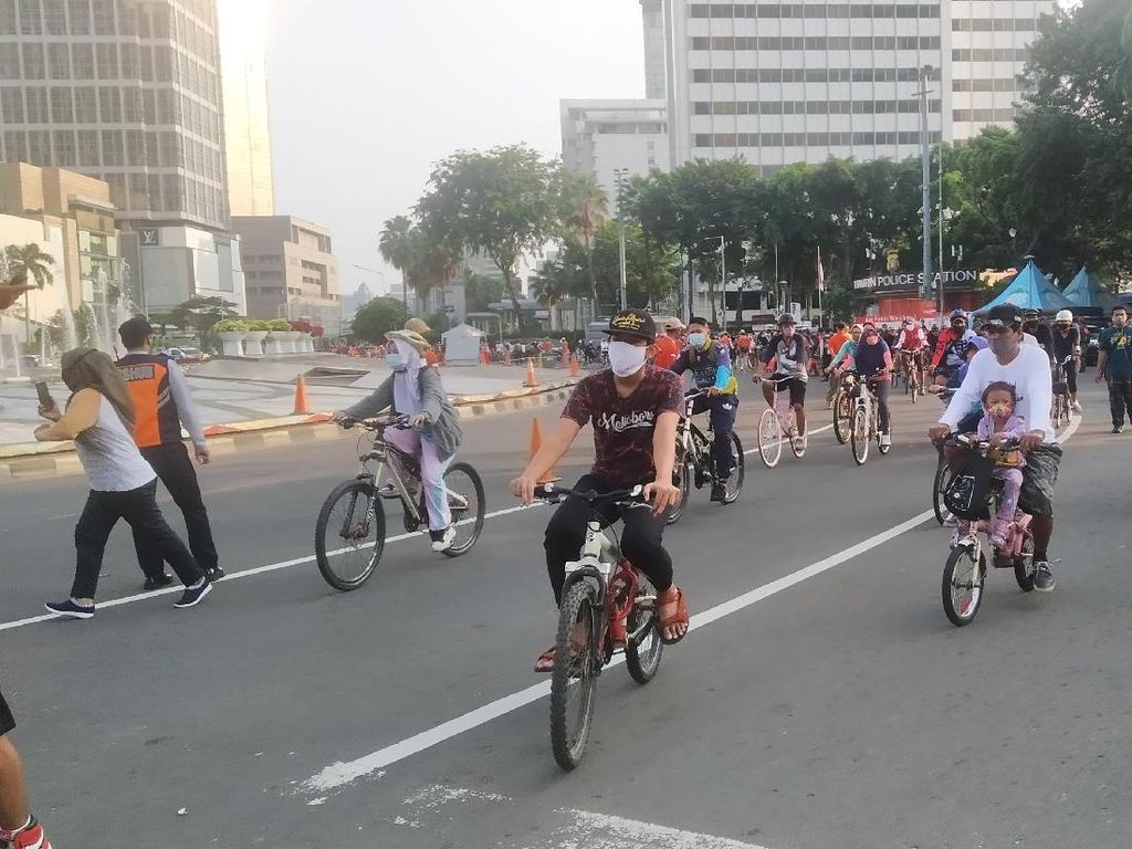 Minggu Pagi, Beberapa Pesepeda di Bundaran HI Keluar dari Jalur Khusus
