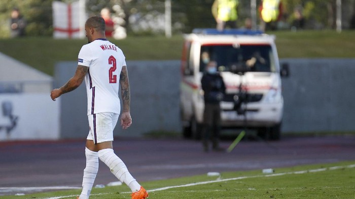 Englands Kyle Walker leaves the field after getting a red card during the UEFA Nations League soccer match between Iceland and England in Reykjavik, Iceland, Saturday, Sept. 5, 2020. (AP Photo/Brynjar Gunnarson)