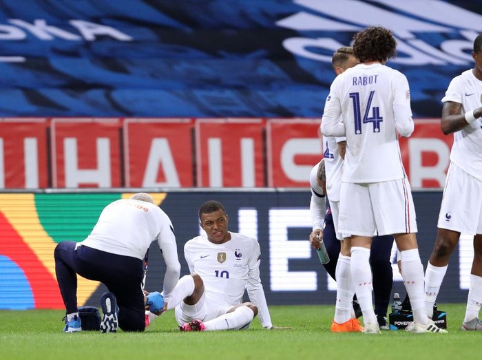 STOCKHOLM, SWEDEN - SEPTEMBER 05: Kylian Mbappe of France receives medical treatment during the UEFA Nations League group stage match between Sweden and France at Friends Arena on September 05, 2020 in Stockholm, Sweden. (Photo by Linnea Rheborg/Getty Images)