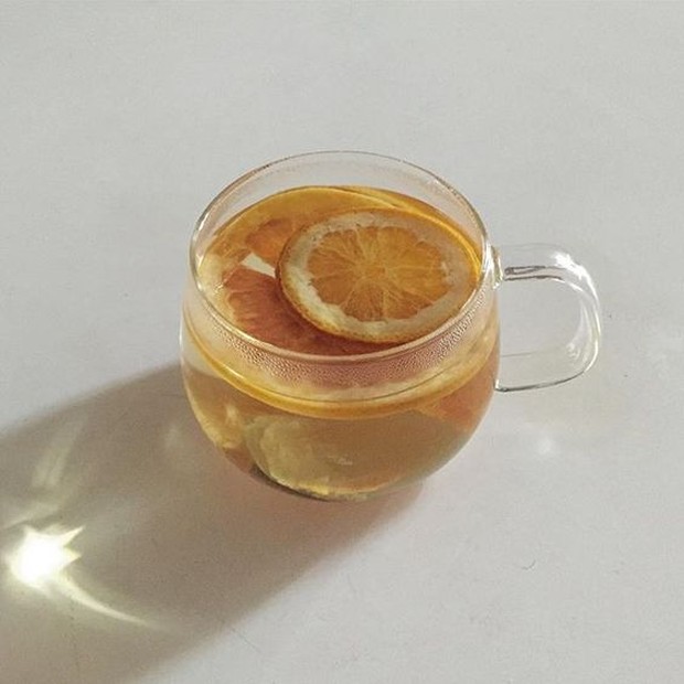 Lemon Tea cup/Pinterest.com Rasanya yang unik dan lebih segar membuat teh lemon ini lebih banyak diminati dari pada jenis teh pada umumnya.