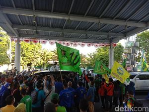 Pimpinan Partai Hingga Presiden Persebaya Antar Machfud-Mujiaman ke KPU