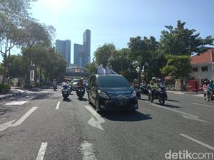 Machfud-Mujiaman Sapa Pendukung di Jalan Menuju ke KPU