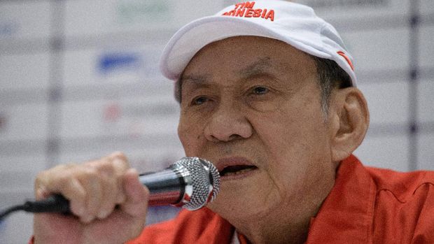 Billionaire tobacco tycoon Michael Bambang Hartono, 78, who is competing in bridge for Indonesia at the 2018 Asian Games, speaks at a press conference at the Jakarta International Expo in Jakarta on August 22, 2018. (Photo by ANTHONY WALLACE / AFP)