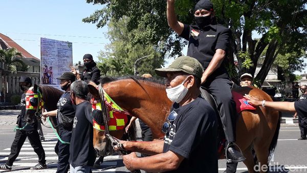 Naik Kuda, Pasangan Bajo Daftar ke KPU Solo