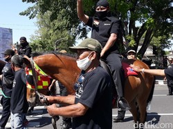 Video Pasangan Bajo Rival Gibran di Pilkada Solo Naik Kuda Daftar ke KPU