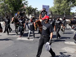 Video Rival Gibran Daftar ke KPU Naik Kuda: Kita Bukan Setingan!