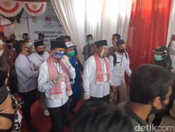 Daftar ke KPU Serang, Pasangan Nasrul-Eki Bawa Kerumunan Massa