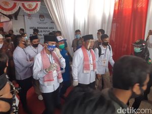 Daftar ke KPU Serang, Pasangan Nasrul-Eki Bawa Kerumunan Massa Daftar ke KPU Serang, Pasangan Nasrul-Eki Bawa Kerumunan Massa