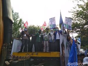 Diangkut Truk Kontainer, Sholihin-Ratnawati Mendaftar ke KPU Indramayu Diangkut Truk Kontainer, Sholihin-Ratnawati Mendaftar ke KPU Indramayu