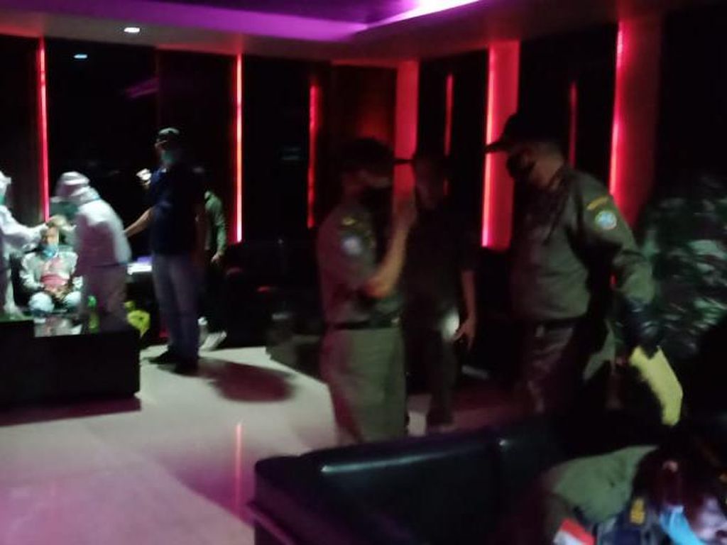 Tak Bermasker, 9 Pengunjung Klub Malam di Pontianak Didenda Rp 200 ribu Tak Bermasker, 9 Pengunjung Klub Malam di Pontianak Didenda Rp 200 ribu