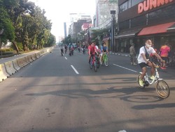 Tak Pakai Masker, 4 Pesepeda Disuruh Nyapu di Hayam Wuruk Jakpus