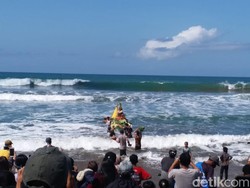 Petik Laut Pantai Jolosutro, Warga Terjang Ombak Larung 2 Gunungan Tumpeng