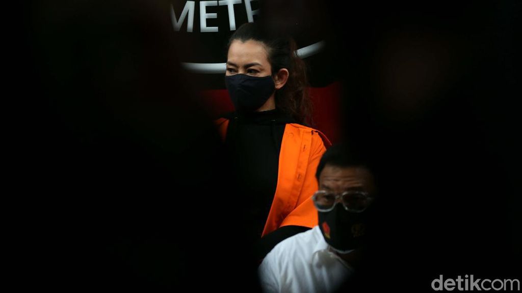 Potret Reza Artamevia Berbaju Tahanan Potret Reza Artamevia Berbaju Tahanan