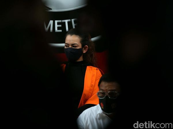 Potret Reza Artamevia Berbaju Tahanan
