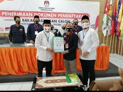 Sempatkan Sarapan Krawu, Qosim-Alif Daftar ke KPU Gresik Diiringi Selawat