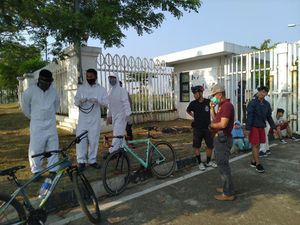 Pakai Hazmat, Satpol PP Razia Warga Tak Bermasker di Stadion Pakansari Bogor