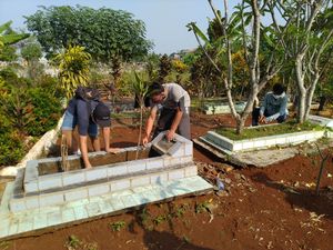 Warga Bogor yang Tak Bermasker di Stadion Pakansari Disanksi Bersihkan Makam