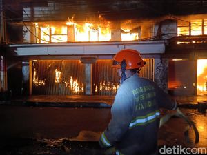 Petugas Selidiki Penyebab Kebakaran 13 Ruko di Tegalega Bandung