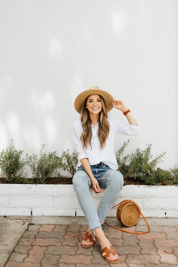 Slide sandals/pinterest.com/merrick Punya kelebihan yaitu nyaman, tidak perlu khawatir kotor, dan banyak motif.