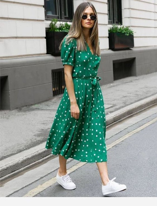 Sneakers putih/pinterest.com/mariaparraperez Apapun outfit yang dipakai, sneakers putih akan tetap cocok dan keren.