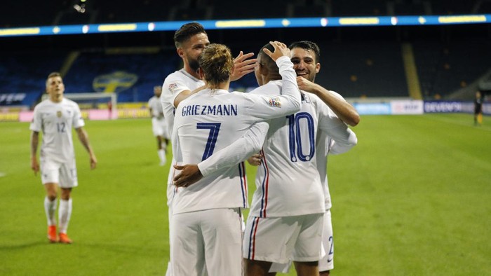 Frances Kylian Mbappe, 10, is congratulated by his teammates after scoring a goal during the UEFA Nations League soccer match between Sweden and France at Friends Arena, Saturday, Sept. 5, 2020, in Stockholm, Sweden. (Christine Olsson/TT via AP)