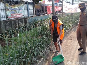 Tak Pakai Masker, Warga di Pasar Minggu Dihukum Nyapu 1 Jam
