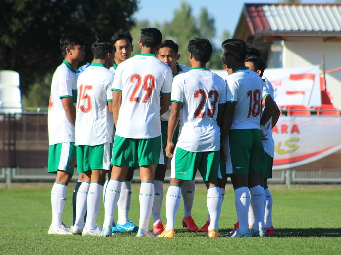 Timnas Indonesia U-19 saat ditundukkan Bulgaria 0-3.