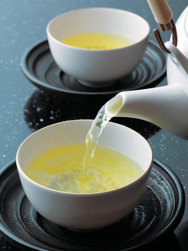 White Tea/Pinterest.com Kamu bisa memanfaatkan khasiat teh putih untuk membakar lemak dan menurunkan berat badan secara alami. Jenis teh ini memiliki banyak khasiat yang sangat baik untuk kesehatan tubuh.