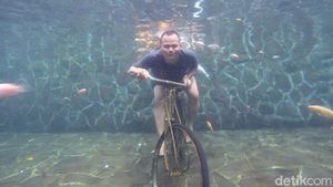 Pemandian yang Bikin Awet Muda, Bisa Foto Underwater Juga Lho!