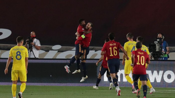 MADRID, SPAIN - SEPTEMBER 06: Sergio Ramos of Spain celebrates with teammates after scoring his teams first goal from the penalty spot during the UEFA Nations League group stage match between Spain and Ukraine at Estadio Alfredo Di Stefano on September 06, 2020 in Madrid, Spain. (Photo by Gonzalo Arroyo Moreno/Getty Images)