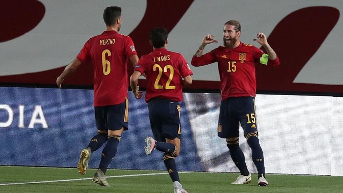 MADRID, SPAIN - SEPTEMBER 06: Sergio Ramos of Spain celebrates with teammates Mikel Merino and Jesus Navas after scoring his teams second goal during the UEFA Nations League group stage match between Spain and Ukraine at Estadio Alfredo Di Stefano on September 06, 2020 in Madrid, Spain. (Photo by Gonzalo Arroyo Moreno/Getty Images)