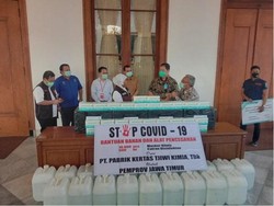 Tjiwi Kimia Donasi Masker dan Disinfektan ke Gugus COVID-19 Jatim